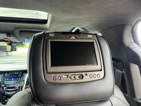 Used 2019 Cadillac Escalade Platinum w/ Escalade Sport Edition AWD/4WD image 29