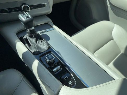 Used 2021 Volvo XC90 T5 Momentum w/ Protection Package Premier image 21