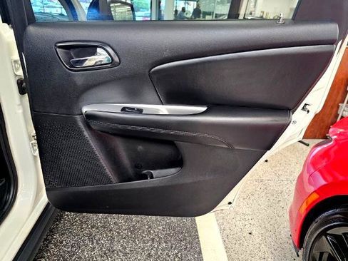 Used 2018 Dodge Journey SE image 27