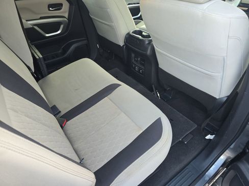 Used 2021 Nissan Titan SV w/ SV Convenience Package image 12