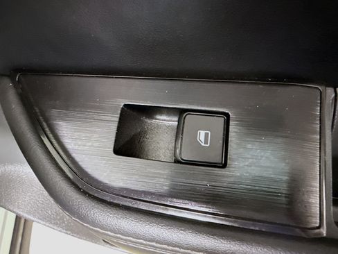 Used 2025 Nissan Rogue SV image 32