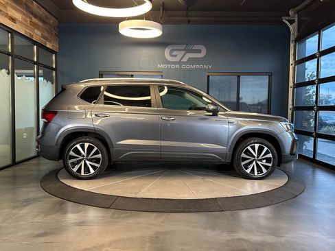 Used 2022 Volkswagen Taos SE AWD/4WD image 2