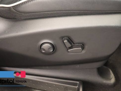 Used 2025 Chrysler Pacifica Limited FWD image 28
