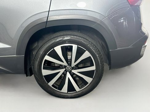 Used 2023 Volkswagen Taos SE w/ Panoramic Sunroof Package FWD image 11