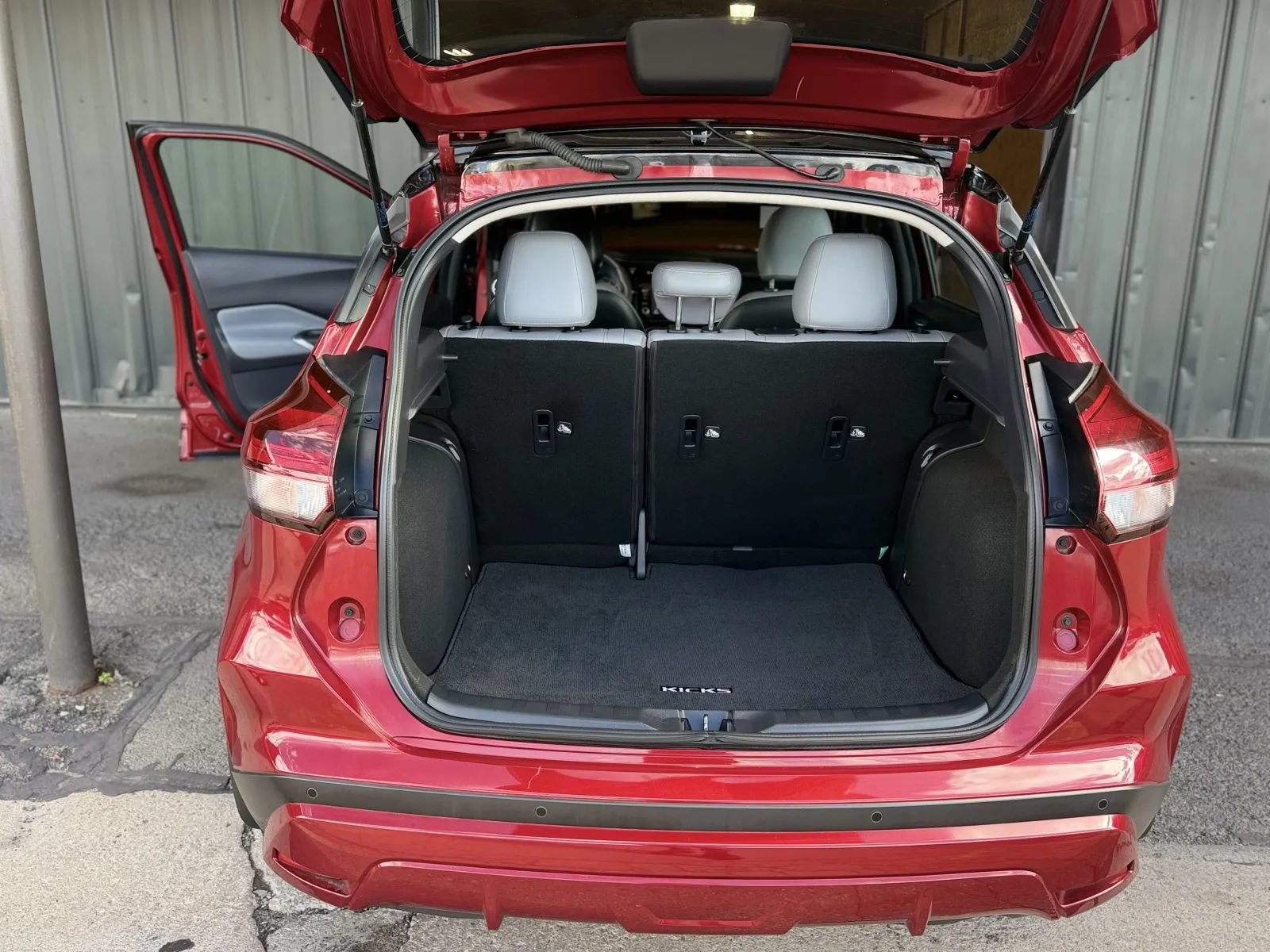 Used 2023 Nissan Kicks SR w/ SR Premium Package FWD image 18