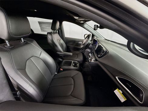 New 2026 Chrysler Pacifica Select image 22