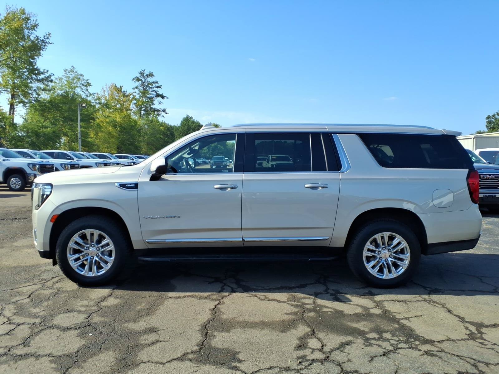 Used 2023 GMC Yukon XL SLT RWD image 1