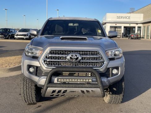 Used 2017 Toyota Tacoma SR image 2
