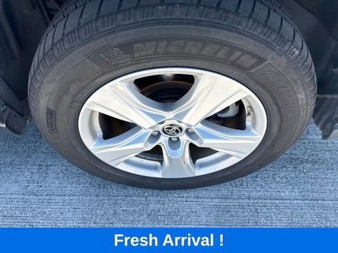 Used 2021 Toyota Highlander LE FWD image 18