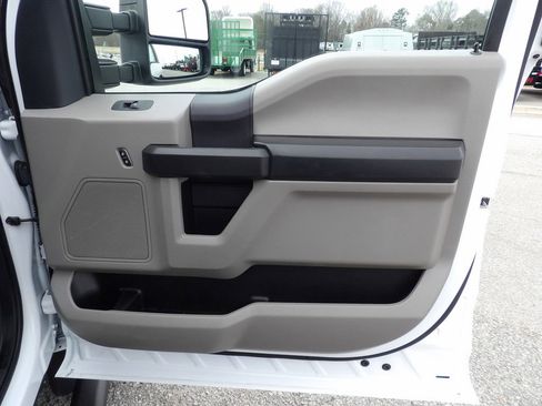 Used 2022 Ford F550 4x4 Crew Cab Super Duty w/ Power Equipment Group image 39