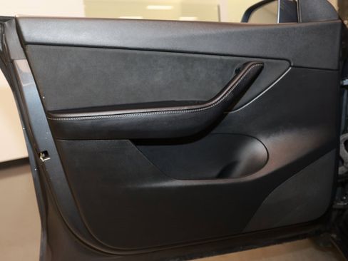 Used 2022 Tesla Model Y Long Range image 23