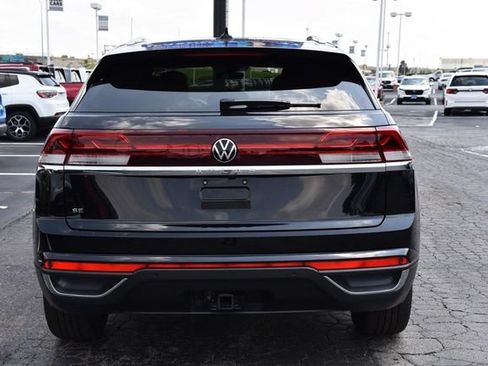 Used 2025 Volkswagen Atlas Cross Sport SE w/ Panoramic Sunroof Package FWD image 6