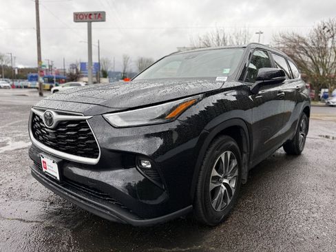 Certified 2023 Toyota Highlander XLE image 4