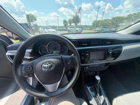 Used 2015 Toyota Corolla LE FWD image 12