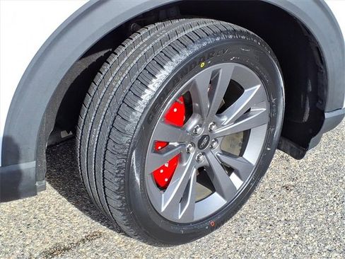 Used 2021 Ford Explorer XLT w/ Equipment Group 202A image 5