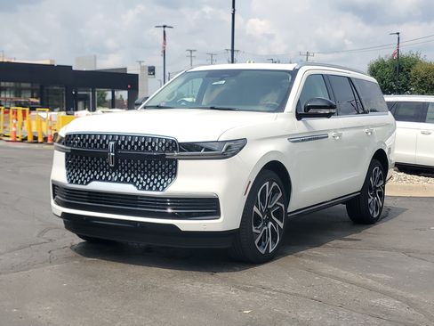 New 2027 Lincoln Navigator Reserve AWD/4WD image 2