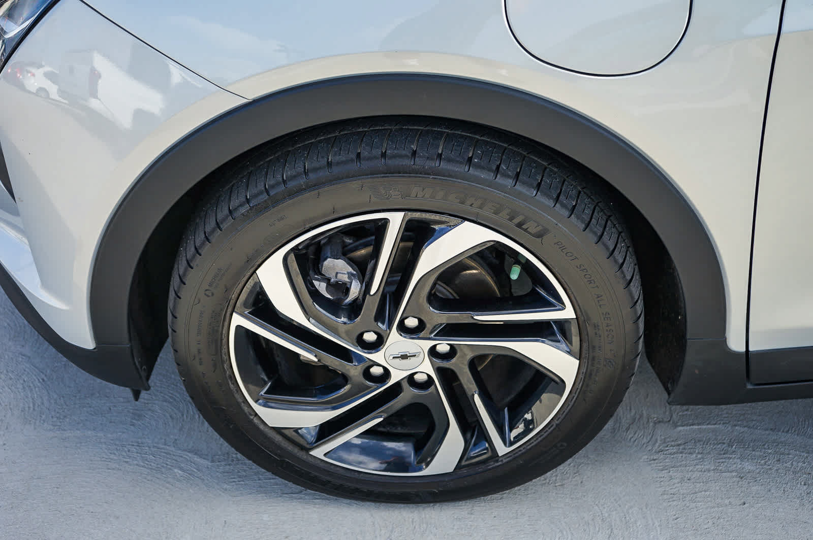 Used 2023 Chevrolet Bolt LT w/ Infotainment Package FWD image 11