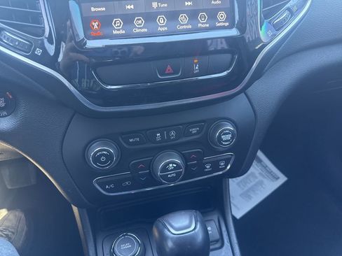 Used 2022 Jeep Cherokee Limited image 17