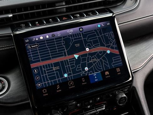 Used 2022 Jeep Grand Cherokee Overland w/ Luxury Tech Group IV RWD image 6