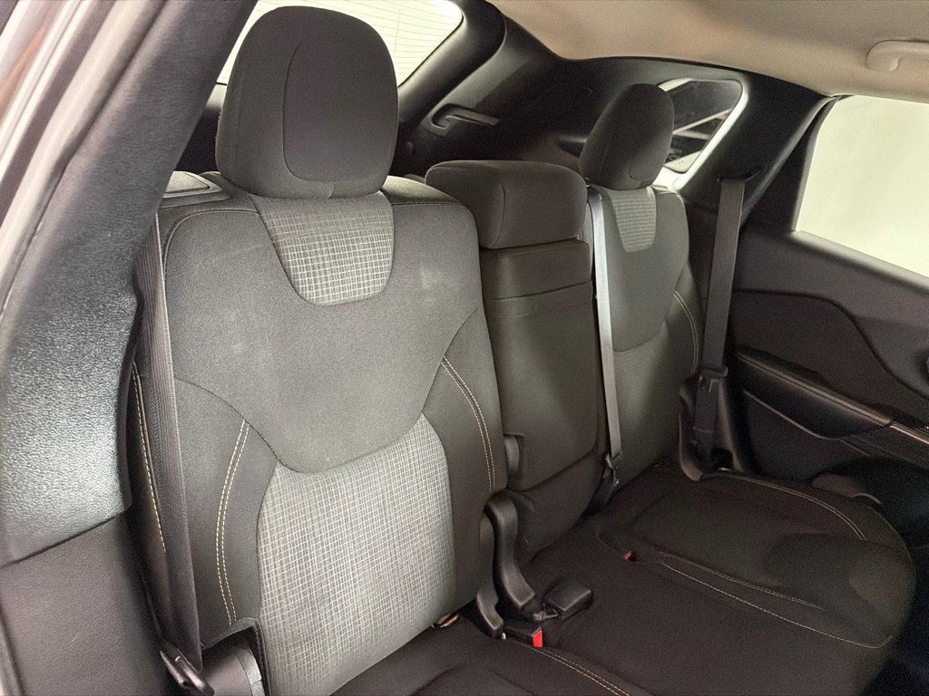 Used 2017 Jeep Cherokee Latitude FWD image 22