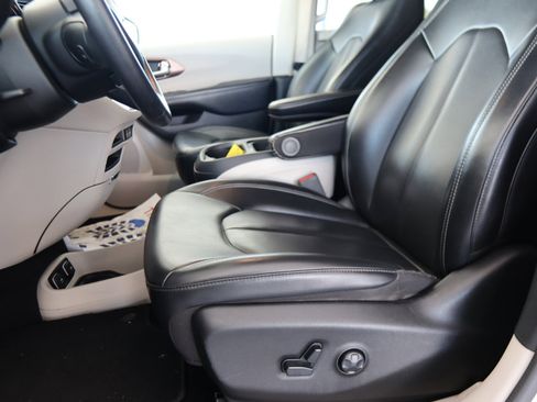 Used 2021 Chrysler Voyager Lxi image 18