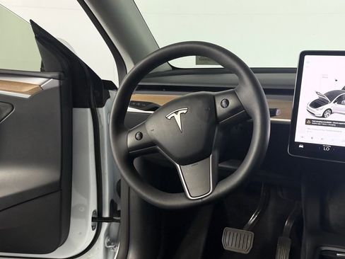 Used 2024 Tesla Model Y Long Range image 13