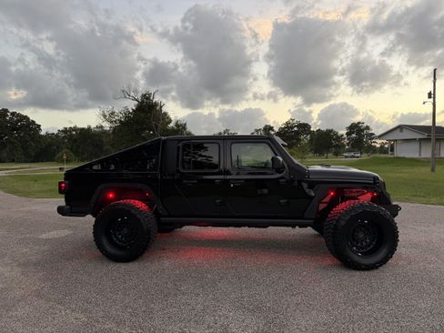 Used 2022 Jeep Gladiator Rubicon w/ Trailer Tow Package AWD/4WD image 7