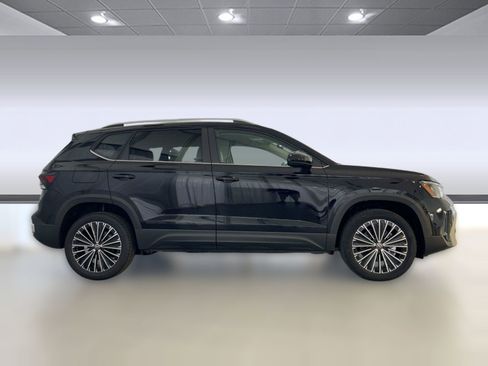 New 2026 Volkswagen Taos SE image 8
