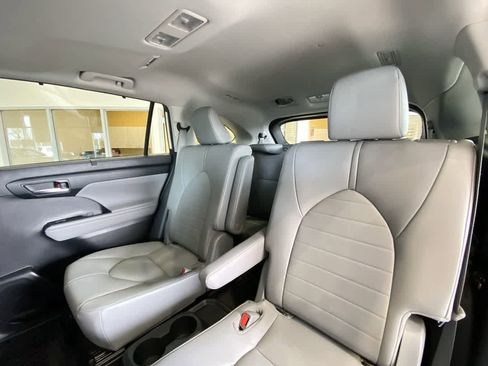Used 2020 Toyota Highlander XLE AWD/4WD image 25