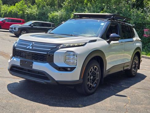 New 2026 Mitsubishi Outlander AWD image 3