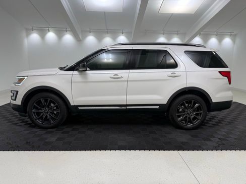 Used 2017 Ford Explorer XLT w/ Equipment Group 202A AWD/4WD image 4