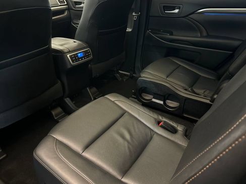 Used 2017 Toyota Highlander Limited Platinum AWD/4WD image 12