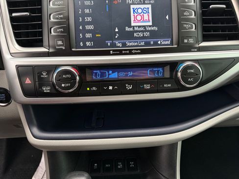 Used 2018 Toyota Highlander Limited Platinum AWD/4WD image 12