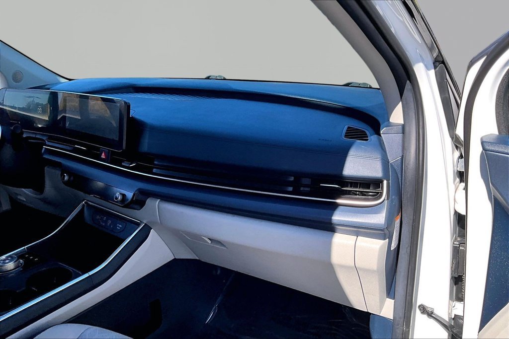 Used 2025 Kia Carnival EX FWD image 21