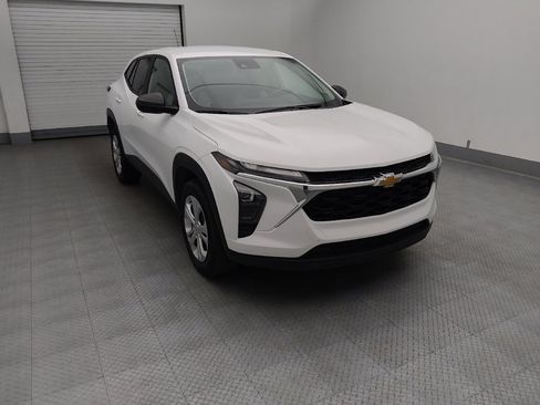 Used 2025 Chevrolet Trax LS FWD image 14