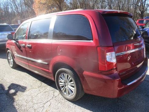 Used 2016 Chrysler Town & Country Touring-L image 5