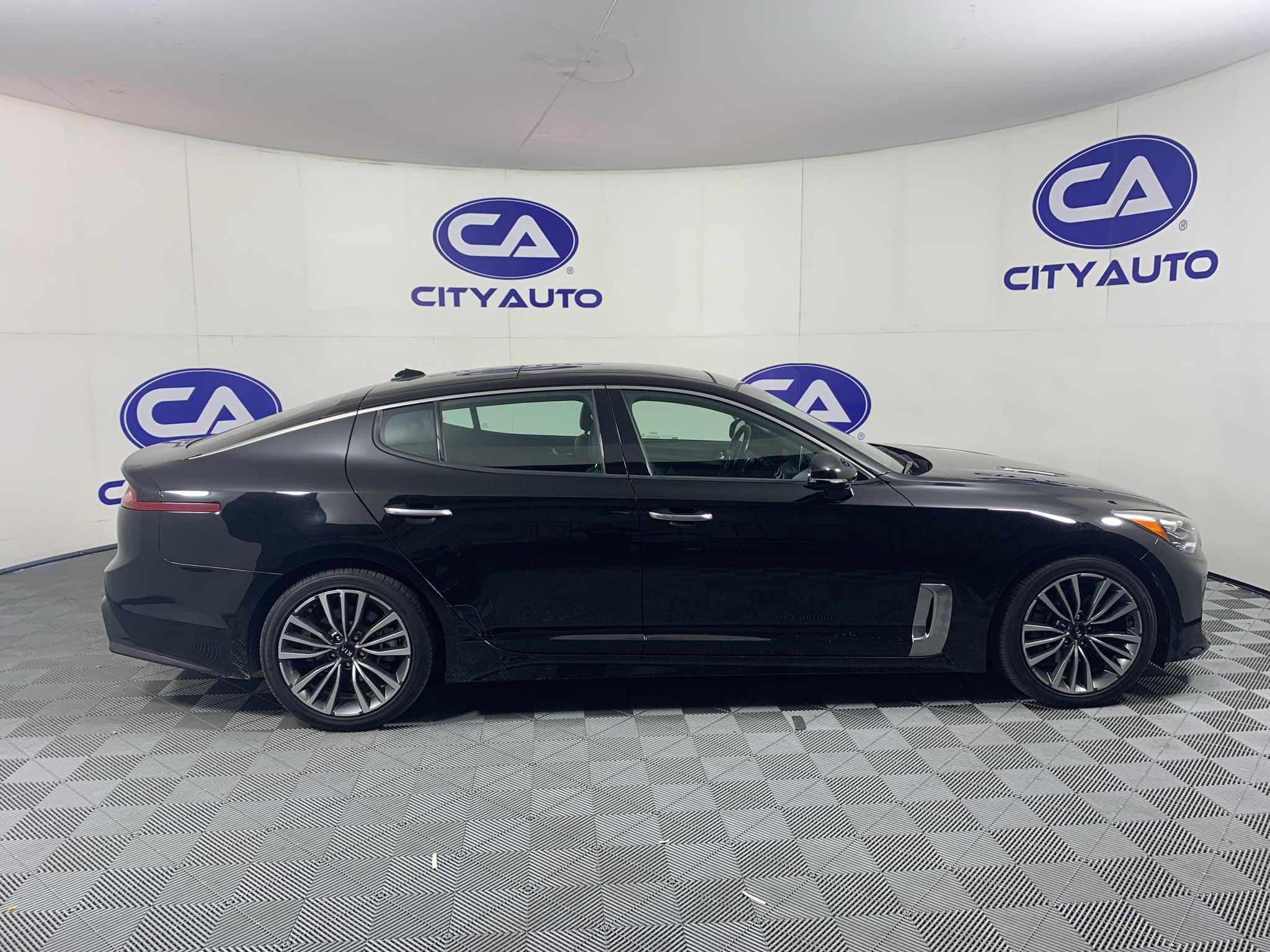 Used 2018 Kia Stinger Premium RWD image 2