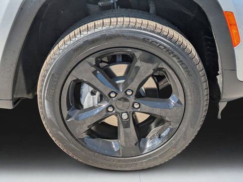 New 2025 Jeep Grand Cherokee Limited w/ Black Appearance Package image 9