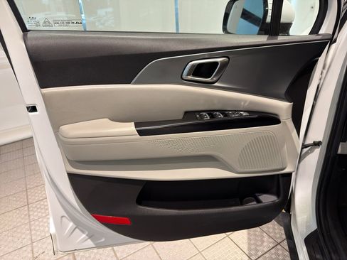 Used 2023 Kia Carnival LX image 15