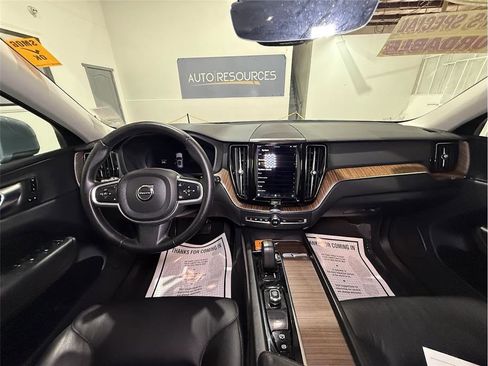 Used 2022 Volvo XC60 B5 Momentum image 17