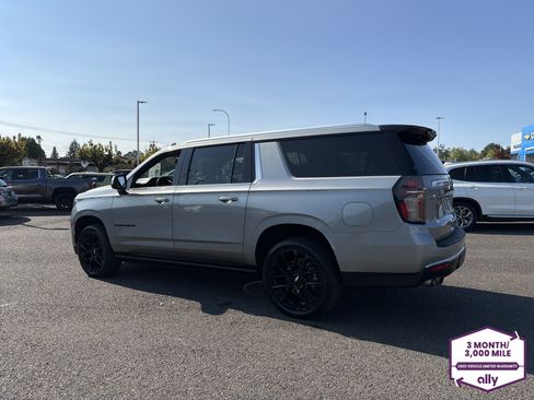 Used 2023 Chevrolet Suburban High Country AWD/4WD image 3