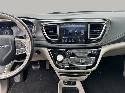 Used 2019 Chrysler Pacifica Limited FWD image 25