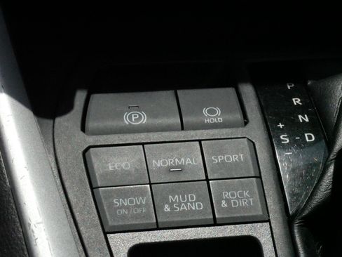Used 2020 Toyota RAV4 LE w/ All Weather Liner Package AWD/4WD image 28