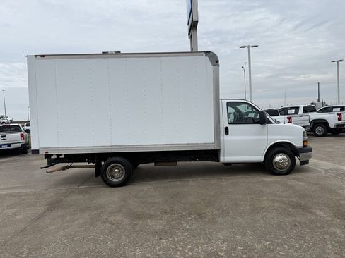Used 2017 Chevrolet Express 3500 Work Van image 8