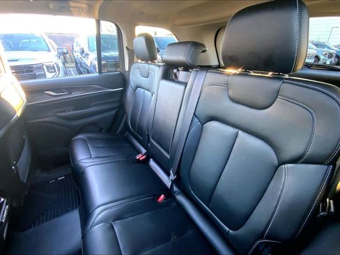 Used 2023 Jeep Grand Cherokee Limited image 18