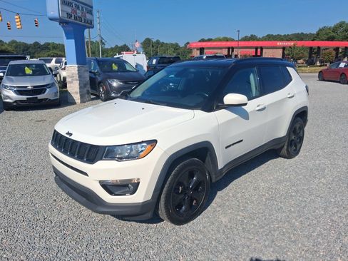 Used 2019 Jeep Compass Latitude AWD/4WD image 1
