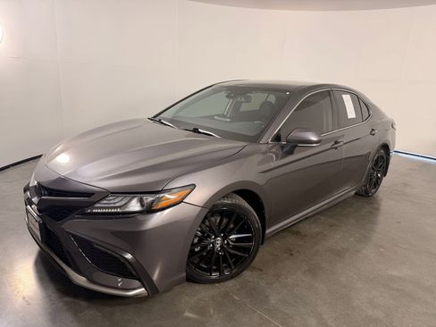 Used 2023 Toyota Camry XSE FWD image 3