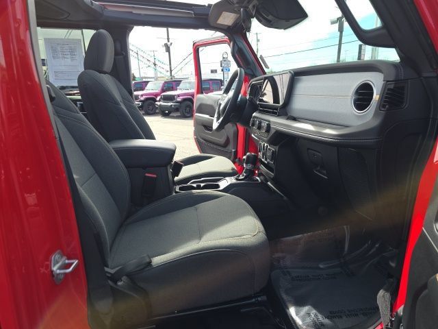 Used 2025 Jeep Wrangler Unlimited Sahara w/ Safety Group AWD/4WD image 42