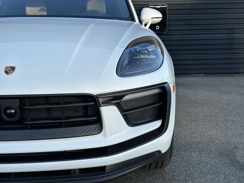 Certified 2025 Porsche Macan AWD/4WD image 18