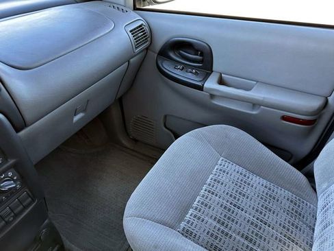 Used 2005 Chevrolet Venture LT w/ Deluxe Convenience Package image 30